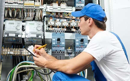 technicien devant un compteur pour coupures