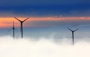 Eoliennes par dessus les nuages