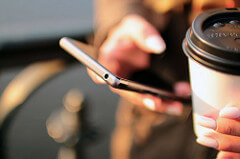 personne surfant sur son mobile