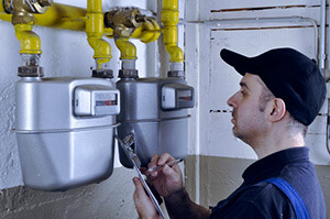 Technicien intervenant sur un compteur de gaz